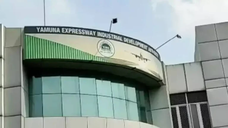 sir ik news aayi hai ik gense ko kissi lady ke documents mile hai or medicines etc Rajkumar thandi sadak Sir inko kya time dena hai news cover ke liye